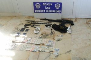 İzmir'de zehir tacirlerine operasyon: 9 g&ouml;zaltı