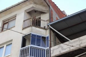 Bursa'da evde 10 g&uuml;n boyunca mahsur kalan kedi kurtarıldı