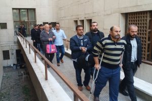 Bursa'da cezaevine koltuk değnekleriyle g&ouml;t&uuml;r&uuml;ld&uuml;