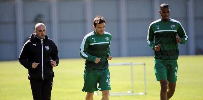 Bursaspor'da Batalla, &ccedil;alışmalarını takımdan ayrı s&uuml;rd&uuml;r&uuml;yor