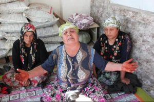 Torbalı'da &ouml;ld&uuml;r&uuml;len gencin yakınları zanlıların evini yaktı
