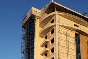 Otel inşaatında havalandırma boşluğuna d&uuml;şen iş&ccedil;i &ouml;ld&uuml;