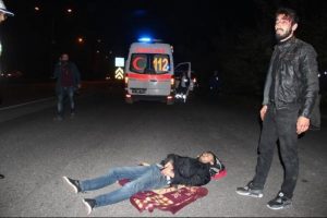 Motosikletten d&uuml;şen 2 gen&ccedil; yaralandı