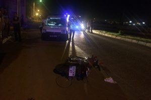 Motosiklet otomobille &ccedil;arpıştı: 2 &ouml;l&uuml;