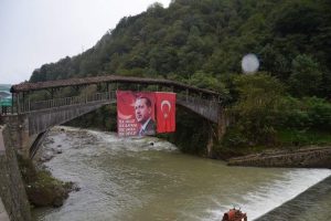 Bu k&ouml;pr&uuml;ye g&ouml;revli olmayan giremez