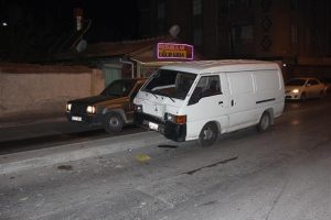 Otomobil mendil satan kardeşlere &ccedil;arptı: 1 &ouml;l&uuml;, 2 yaralı