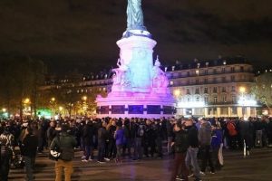 Fransız polisinden Paris'te izinsiz g&ouml;steri