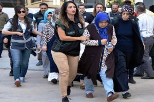 FET&Ouml; operasyonunda 30 &ouml;ğretmen tutuklandı