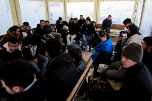 İtalya'ya ka&ccedil;maya &ccedil;alışan 51 g&ouml;&ccedil;men İzmir'de yakalandı