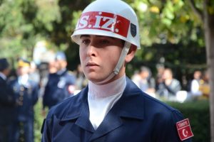 Naaşın başında n&ouml;bet tutan askerin g&ouml;zyaşları