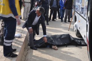 Bursa'da yaşlı adam otob&uuml;s&uuml;n altında can verdi, kızı şoka girdi