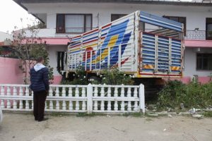 Freni boşalan kamyon bir araca &ccedil;arpıp eve girdi