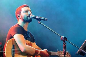 Mehmet Erdem şarkılarıyla coşturdu