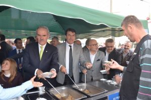 Bursa'da başkanlar aşure dağıttı