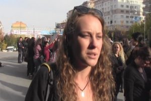 &Uuml;nl&uuml; oyuncu ablasını yaralayan şahsa 14 yıl hapis
