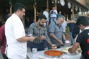 Kızgın lokantacıdan vatandaşlara bedava yemek