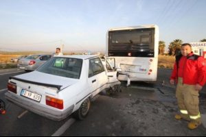 Halk otob&uuml;s&uuml;ne &ccedil;arpan otomobilin s&uuml;r&uuml;c&uuml;s&uuml; &ouml;ld&uuml;