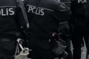 Polisten ka&ccedil;arken karakola sığındı!