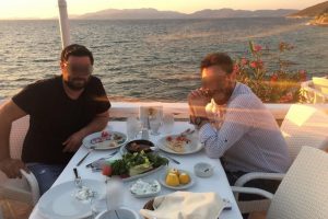 Yan bakma kavgasında polis 4 yerinden bı&ccedil;aklandı