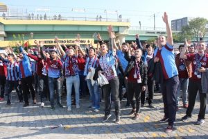 Trabzonsporlu taraftarlar Merter'de toplandı