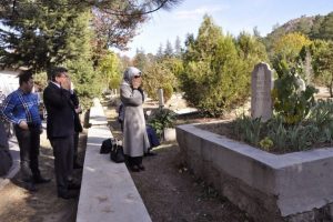Davutoğlu, kayınvalidesinin kabrini ziyaret etti