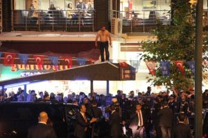 Bursa'da Cumhurbaşkanı Erdoğan'ın valilik ziyareti sırasında hareketli anlar