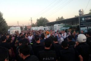 Ter&ouml;rist fotoğrafı taşıyan 3 kişi g&ouml;zaltına alındı