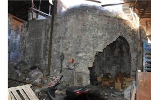 Tarihi hamam manav oldu!