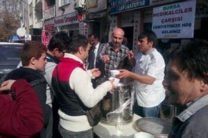 Bursa Medikalciler &Ccedil;arşısı esnafı aşure dağıttı