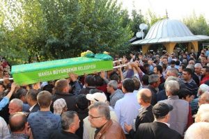 Minik Irmak, son yolculuğuna &ccedil;i&ccedil;eklerle uğurlandı