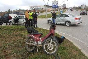 Motosiklet otomobille &ccedil;arpıştı: 1 yaralı