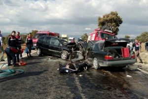 Otomobil ile ticari ara&ccedil; kafa kafaya &ccedil;arpıştı: 1 &ouml;l&uuml;, 9 yaralı