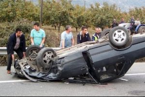 Yol kenarında duran otomobile &ccedil;arpıp takla attı: 4 yaralı