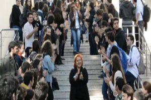 Kadık&ouml;y Anadolu Lisesi &ouml;ğrencilerinden &ouml;ğretmenlerine h&uuml;z&uuml;nl&uuml; veda