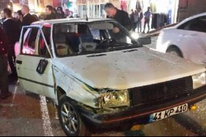Otomobili kavga ettiği kişilerin &uuml;zerine s&uuml;rd&uuml;: 4 yaralı