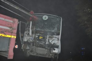 Bursa'da servis aracı duvara &ccedil;arptı: 11 yaralı