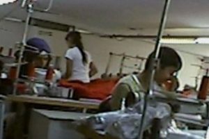 &Ccedil;ocuk m&uuml;lteciler T&uuml;rkiye'de tekstil at&ouml;lyelerinde &ccedil;alıştırılıyor