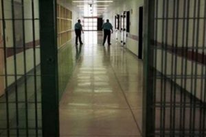 İzmir merkezli &uuml;&ccedil; ilde gardiyanlara operasyon
