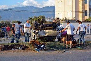 Anne ve 3 &ccedil;ocuk hurdaya d&ouml;nen ara&ccedil;tan sağ &ccedil;ıktı