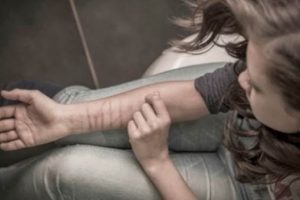 İngiltere'de gen&ccedil;ler kendine zarar veriyor