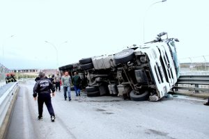 Virajı alamayan TIR yan yattı: 1 yaralı