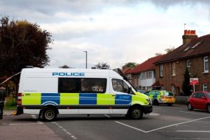 Londra'da evinde benzin depolayan ş&uuml;pheli g&ouml;zaltında