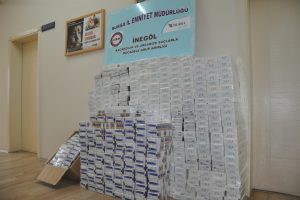 Bursa'da nefes kesen kovalamacada 5 bin paket ka&ccedil;ak sigara ele ge&ccedil;irildi
