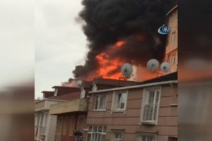 İstanbul'da yangın paniği: Mahalleli sokağa d&ouml;k&uuml;ld&uuml;