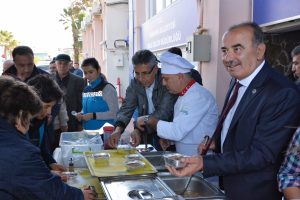 Başkan T&uuml;rkyılmaz'dan Bursalılara aşure ikramı