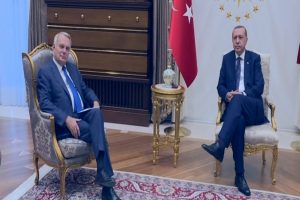 Fransa Dışişleri Bakanı Ayrault'yu kabul etti