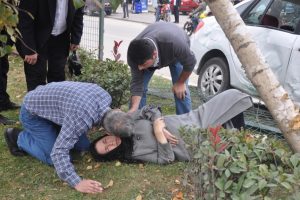 Bursa'da yaralı eşinin başından bir an olsun ayrılmadı