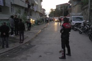 K&ouml;pek kavgasında komşusunu bı&ccedil;akladı