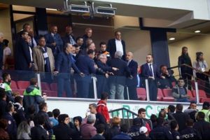Aziz Yıldırım ile taraftarlar arasında gerginlik