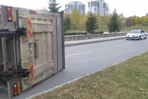 Bursa'da meyve y&uuml;kl&uuml; kamyon devrildi, cadde trafiğe kapandı